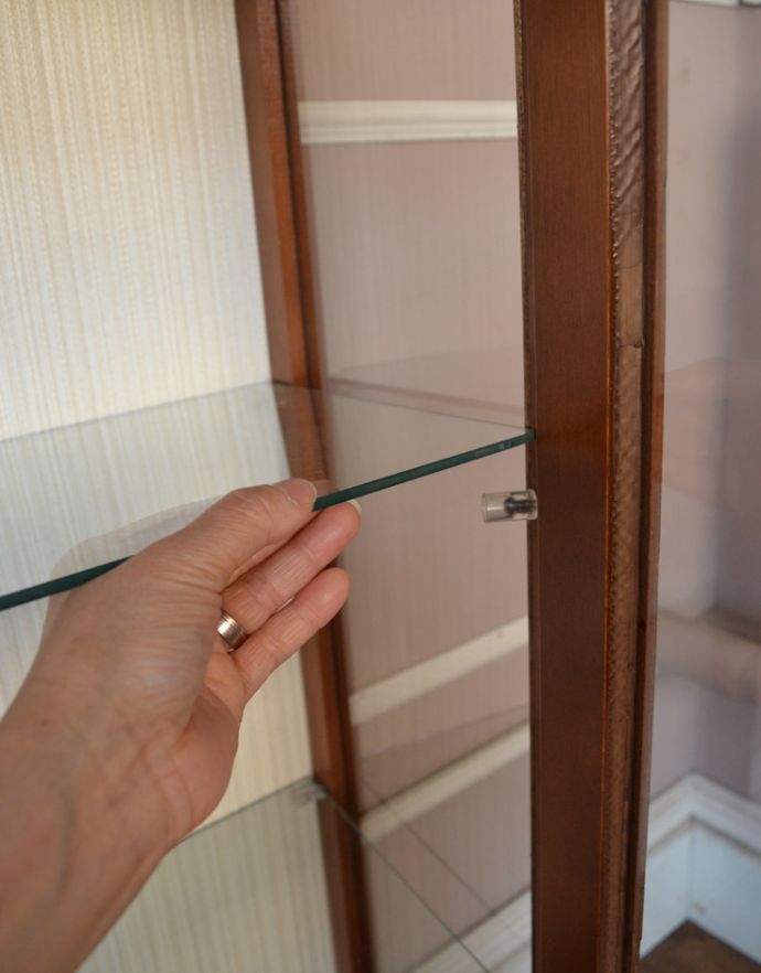 アンティークのキャビネット　アンティーク家具　英国アンティーク家具のショーケース、コンパクトなガラスキャビネット（飾り棚）。棚板は可動です。(k-1413-f)