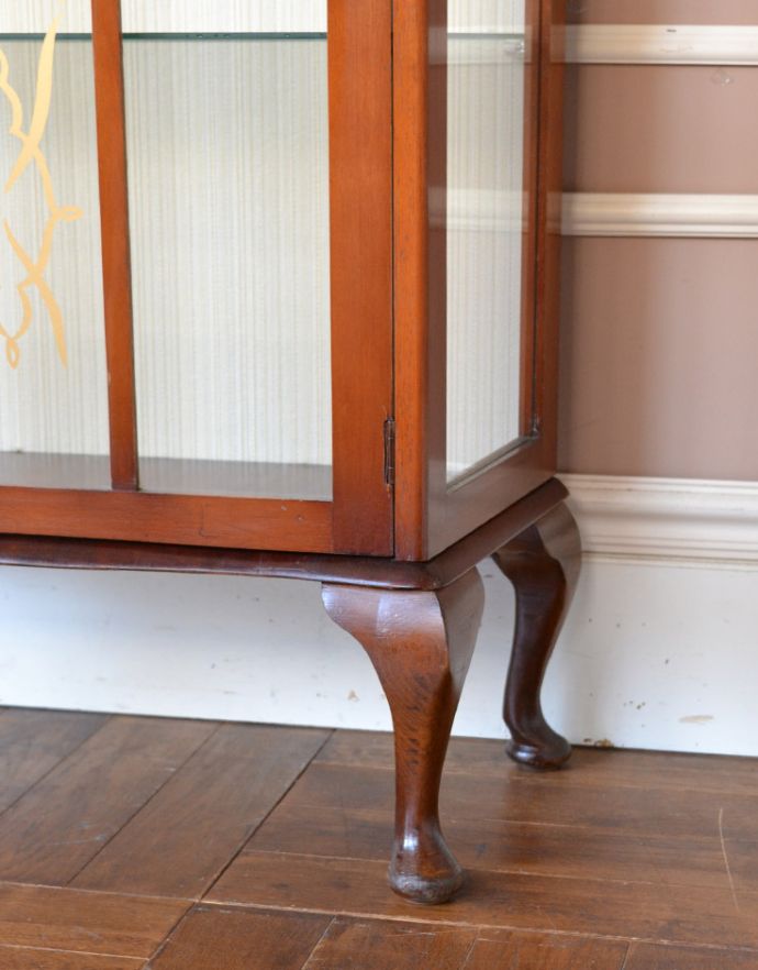 アンティークのキャビネット　アンティーク家具　英国アンティーク家具のショーケース、コンパクトなガラスキャビネット（飾り棚）。美しい猫脚がしっかり支えてくれます。(k-1413-f)