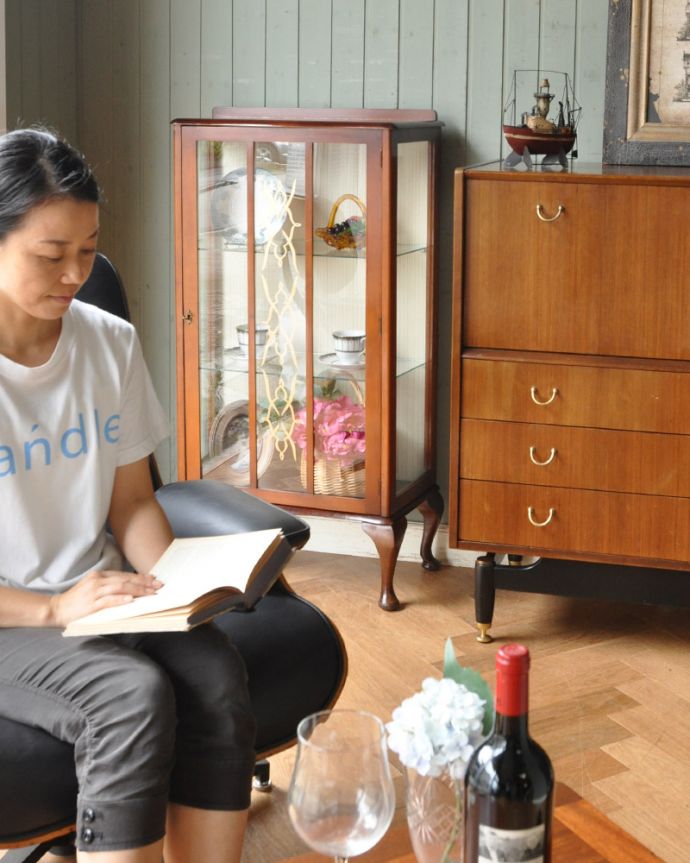 アンティークのキャビネット　アンティーク家具　英国アンティーク家具のショーケース、コンパクトなガラスキャビネット（飾り棚）。お部屋をパッと彩ってくれる優秀キャビネットガラスのキャビネットがお部屋にあるだけで、パッと明るくなっちゃうんです。(k-1413-f)