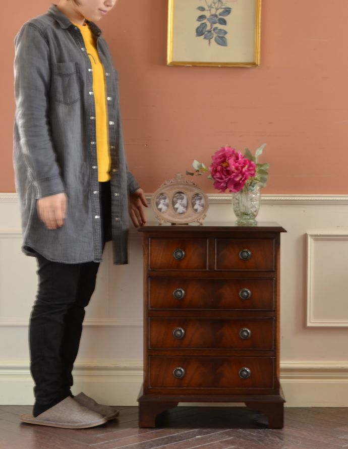 アンティークのチェスト アンティーク家具 ベッドルームで使えるアンティーク家具、英国輸入のマホガニー材スモールチェスト。とっても可愛いチェスト。(k-1414-f)