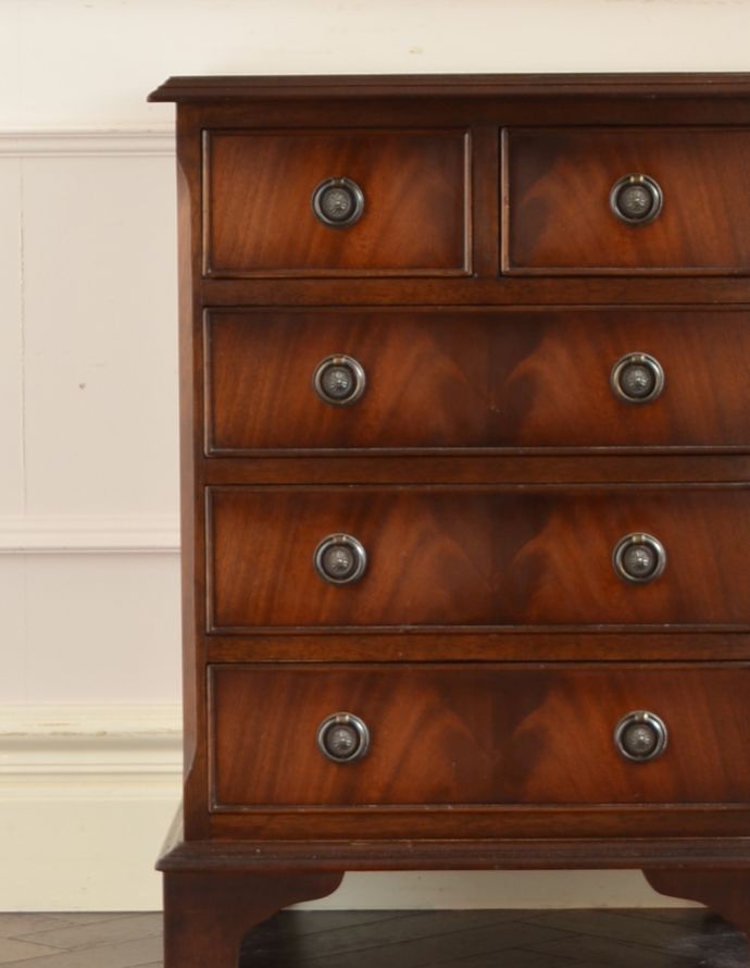 アンティークのチェスト アンティーク家具 ベッドルームで使えるアンティーク家具、英国輸入のマホガニー材スモールチェスト。とても美しいマホガニーの木目です。(k-1414-f)