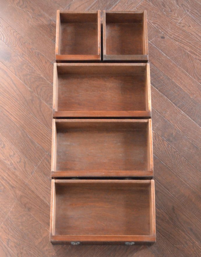 アンティークのチェスト アンティーク家具 ベッドルームで使えるアンティーク家具、英国輸入のマホガニー材スモールチェスト。引き出しは5杯。(k-1414-f)