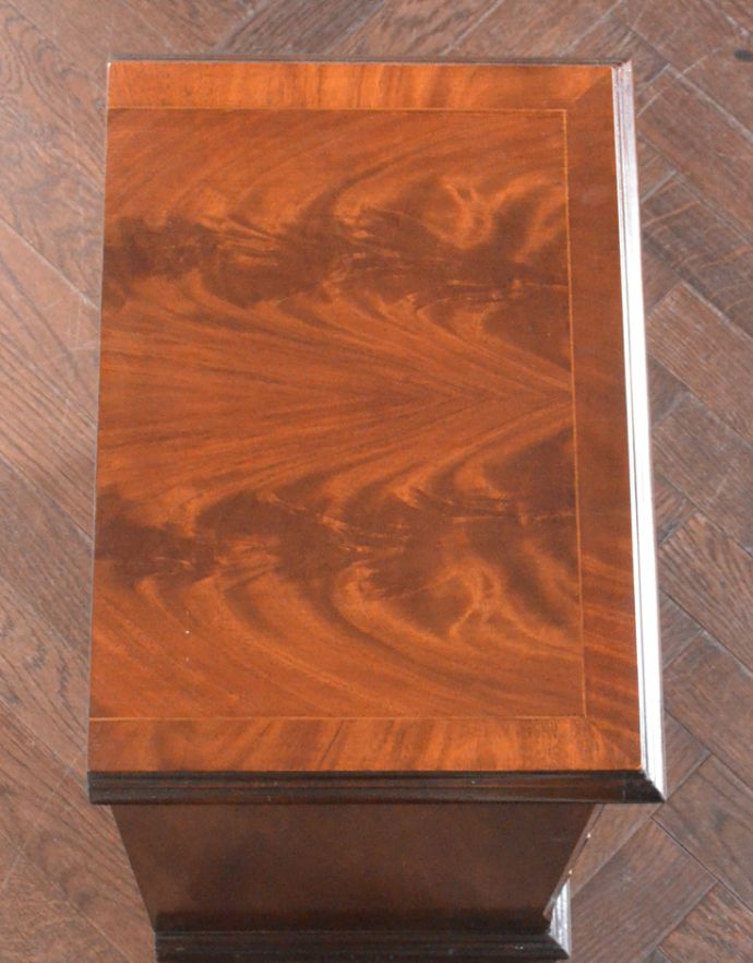 アンティークのチェスト アンティーク家具 ベッドルームで使えるアンティーク家具、英国輸入のマホガニー材スモールチェスト。天板も木目がとってもキレイです。(k-1414-f)