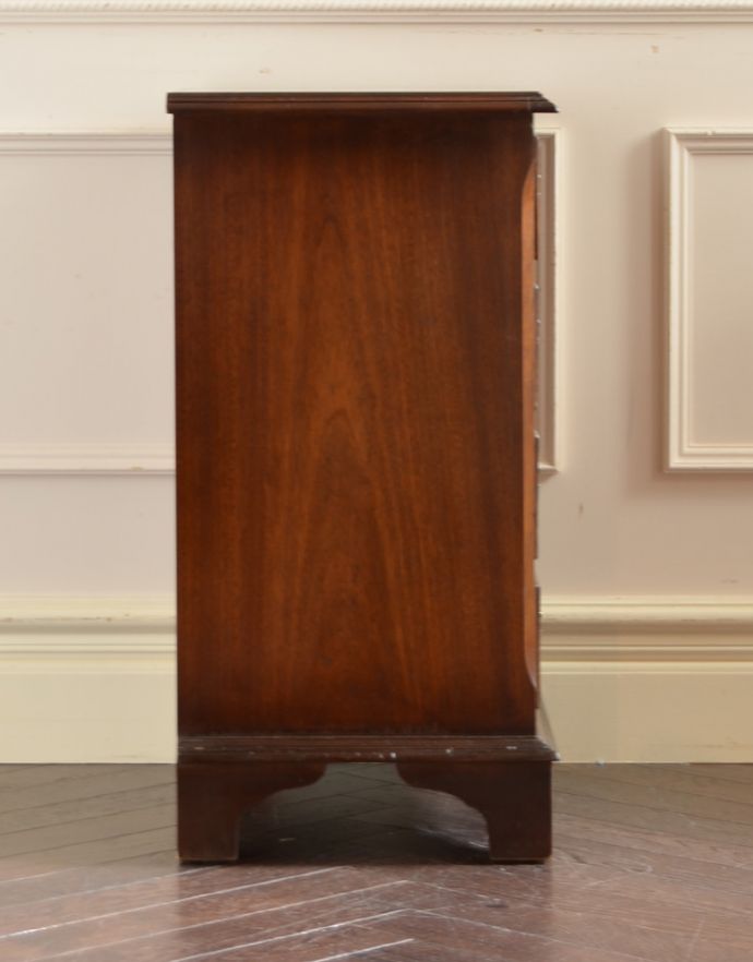 アンティークのチェスト アンティーク家具 ベッドルームで使えるアンティーク家具、英国輸入のマホガニー材スモールチェスト。サイドから見ても絵になります。(k-1414-f)