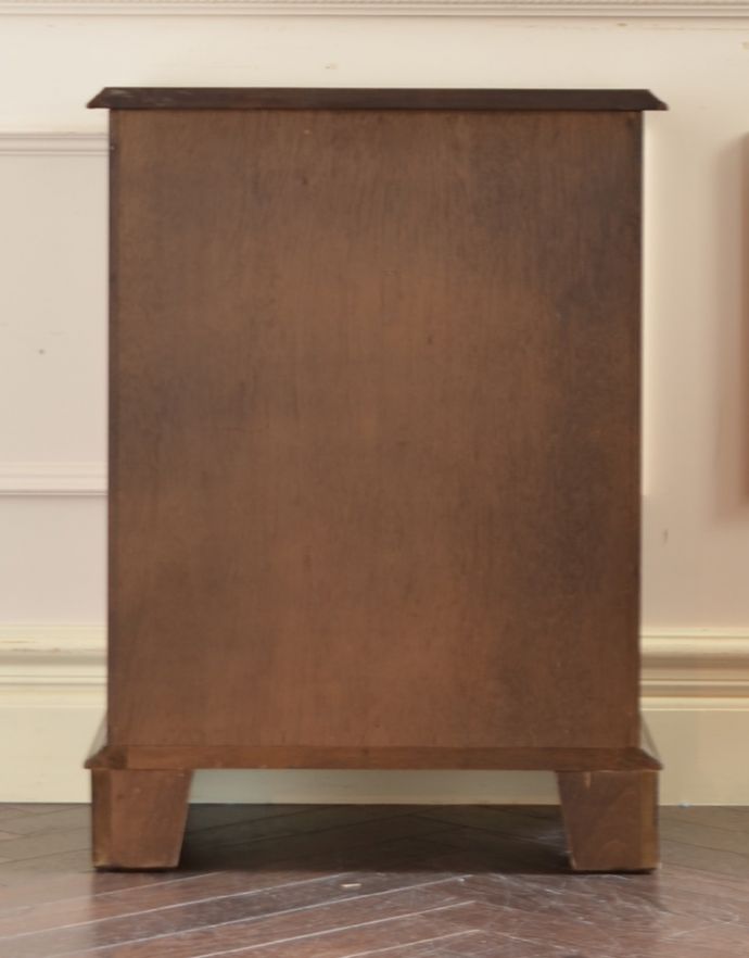 アンティークのチェスト アンティーク家具 ベッドルームで使えるアンティーク家具、英国輸入のマホガニー材スモールチェスト。裏側もキチンと仕上げているので、キレイな状態です。(k-1414-f)