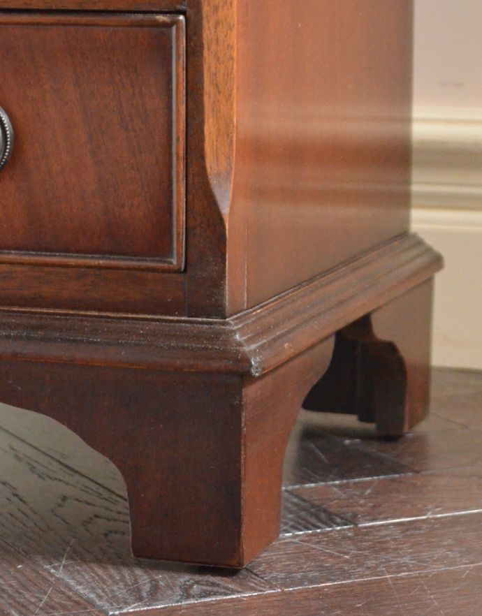 アンティークのチェスト アンティーク家具 ベッドルームで使えるアンティーク家具、英国輸入のマホガニー材スモールチェスト。脚付きのタイプは、風通しがいいです。(k-1414-f)