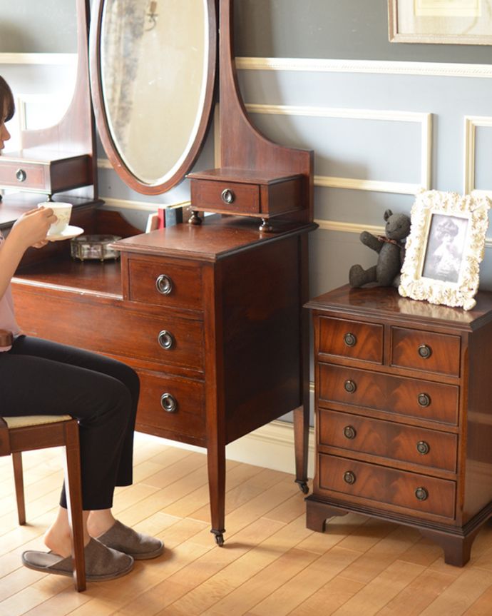 アンティークのチェスト アンティーク家具 ベッドルームで使えるアンティーク家具、英国輸入のマホガニー材スモールチェスト。小さいのに、こんなに存在感たっぷりです。(k-1414-f)