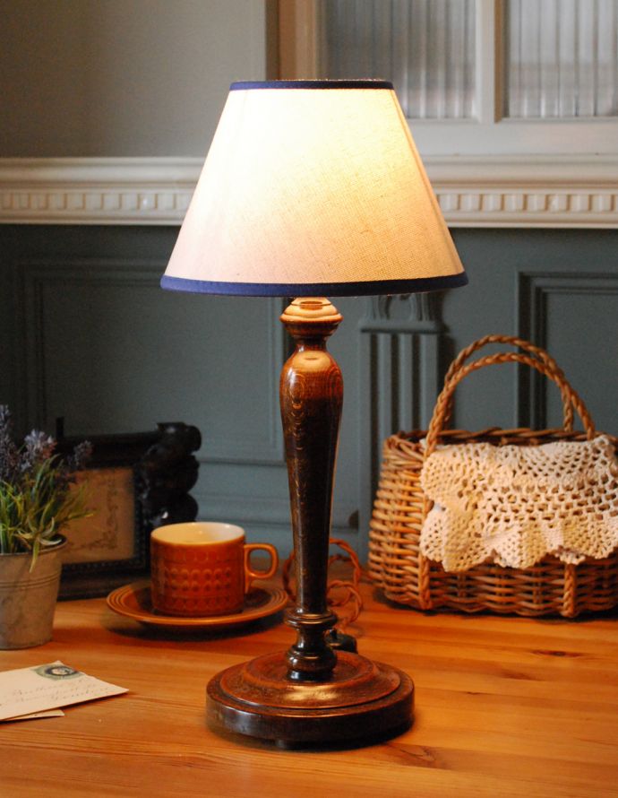 スタンドライト 照明・ライティング 英国インテリアのアンティーク照明、落ち着いたオーク材のテーブルランプ。ベッドサイドやチェストの上に置いてみてください。(k-1414-z)