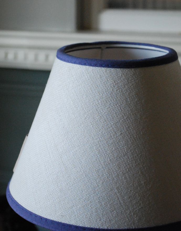 スタンドライト 照明・ライティング 英国インテリアのアンティーク照明、落ち着いたオーク材のテーブルランプ。温かみのある布シェードで、ふんわりと灯ります。(k-1414-z)