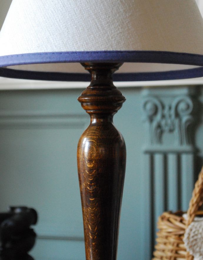 スタンドライト 照明・ライティング 英国インテリアのアンティーク照明、落ち着いたオーク材のテーブルランプ。美しい装飾、贅沢なデザインです。(k-1414-z)