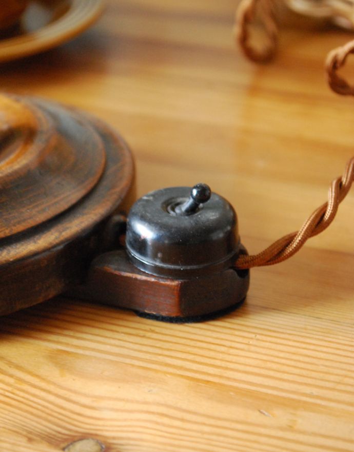 スタンドライト 照明・ライティング 英国インテリアのアンティーク照明、落ち着いたオーク材のテーブルランプ。アンティークらしいデザインのスイッチが土台に付いています。(k-1414-z)