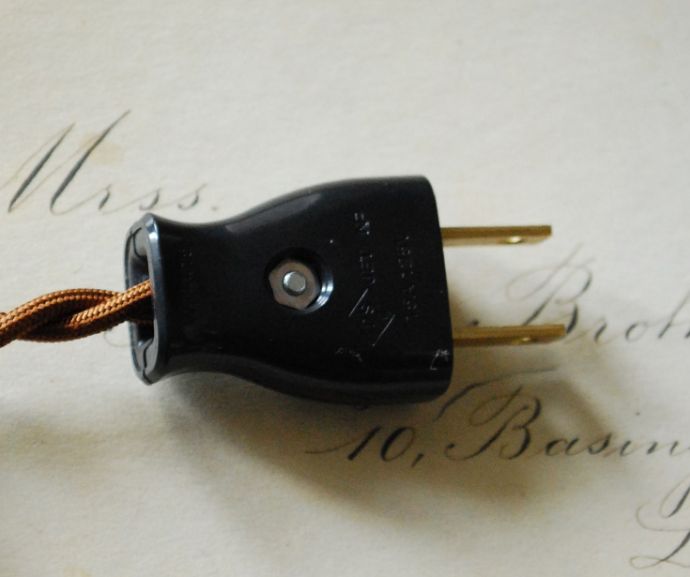 スタンドライト 照明・ライティング 英国インテリアのアンティーク照明、落ち着いたオーク材のテーブルランプ。黒いシックなコンセントです。(k-1414-z)