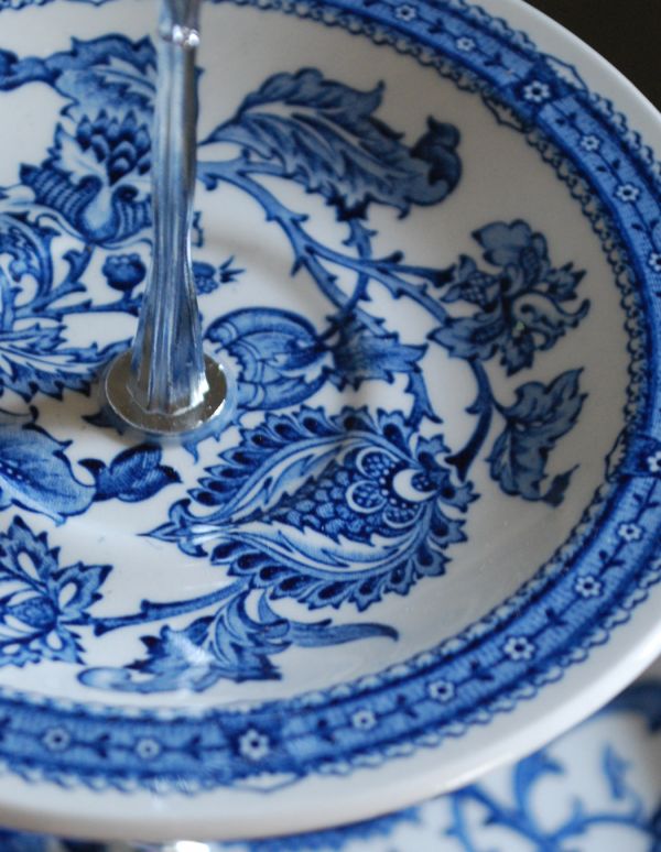 アンティーク雑貨　大人っぽい本格的なイギリス雑貨、アンティークのケーキスタンド。優雅で、繊細で･･･大人な雰囲気を演出してくれます。(k-1415-z)