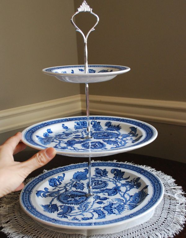 アンティーク雑貨　大人っぽい本格的なイギリス雑貨、アンティークのケーキスタンド。ケーキやクッキーを乗せて、優雅なアフタヌーンティーをどうぞ。(k-1415-z)
