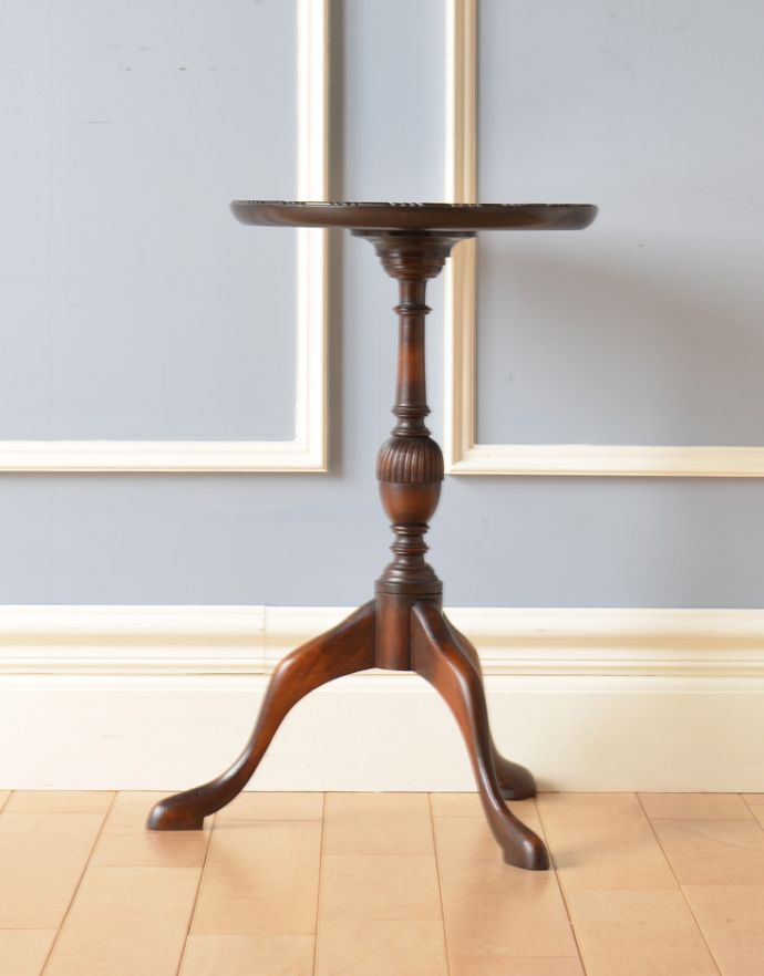 ロイドテーブル　アンティーク家具　クラシックな英国デザインのアンティークワインテーブル。女性らしい可憐なテーブルです。(k-1416-f)