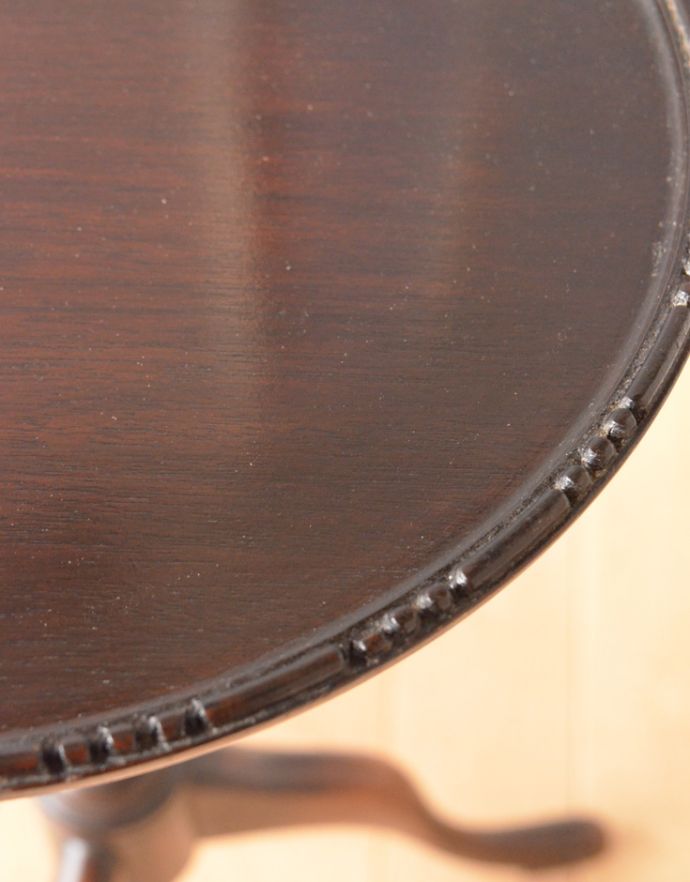 ロイドテーブル　アンティーク家具　クラシックな英国デザインのアンティークワインテーブル。角が丸くなっているので、小さなお子さまがいるお家でも安心してお使い頂けます。(k-1416-f)