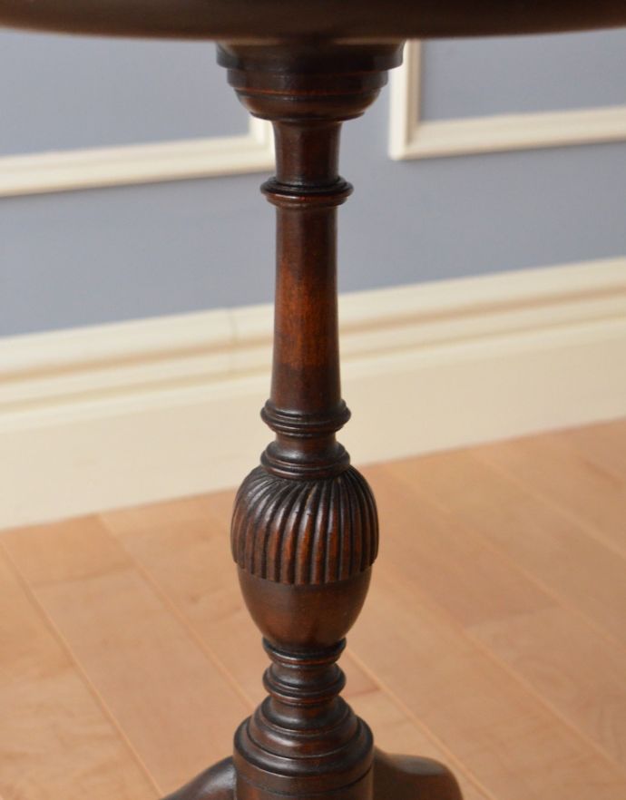 ロイドテーブル　アンティーク家具　クラシックな英国デザインのアンティークワインテーブル。１つ１つキレイな装飾には、思わずうっとりしてしまいます。(k-1416-f)