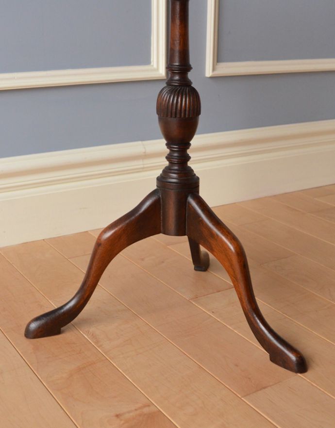 ロイドテーブル　アンティーク家具　クラシックな英国デザインのアンティークワインテーブル。重厚感のある美しい脚がリッチ感を出してくれます。(k-1416-f)