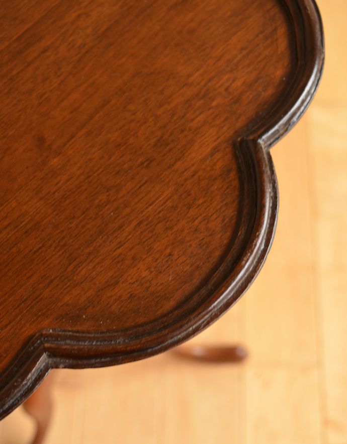 ロイドテーブル　アンティーク家具　お花の形をした天板が可愛いアンティークティーテーブル。角が丸くなっているので、小さなお子さまがいるお家でも安心してお使い頂けます。(k-1417-f)