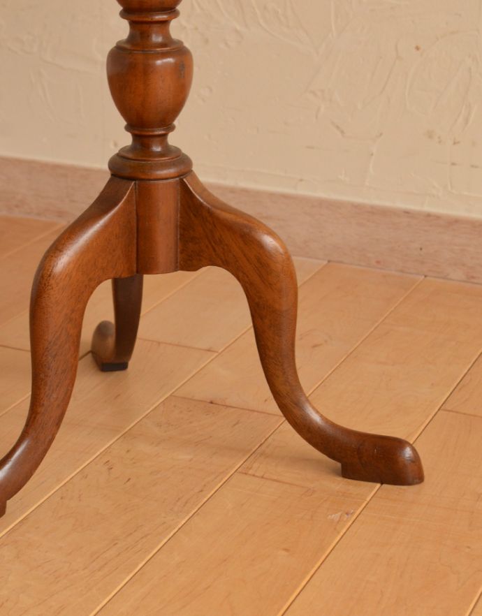 ロイドテーブル　アンティーク家具　お花の形をした天板が可愛いアンティークティーテーブル。脚先までこだわっています。(k-1417-f)