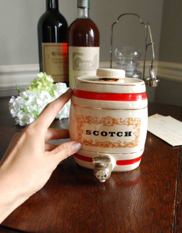 アンティーク雑貨　イギリスで見つけたアンティーク雑貨、リカーディスペンサー(SCOTCH)。小さいサイズなので、カウンターに並べてディスプレイとして気軽に楽しめます。(k-1417-z)