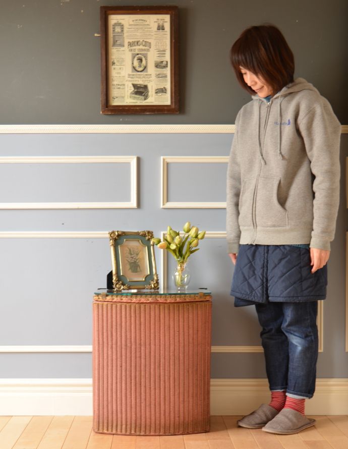 ロイドルーム　アンティーク家具　かわいいアンティークのロイドルーム家具、ピンク色のランドリーボックス。場所もとらないので、お部屋の空いたスペースに置いてみて下さい。(k-1422-f)