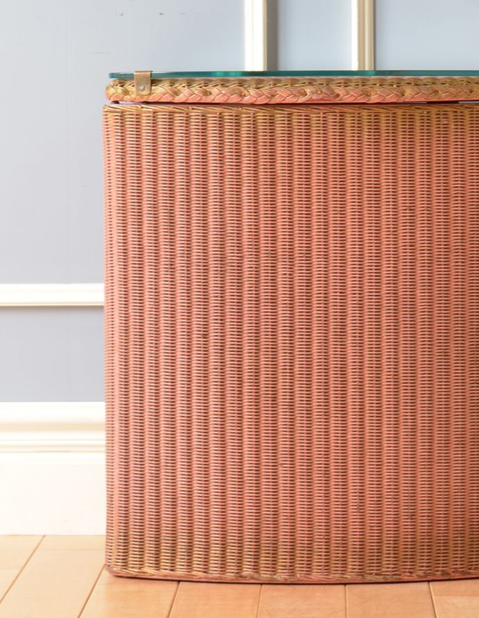 ロイドルーム　アンティーク家具　かわいいアンティークのロイドルーム家具、ピンク色のランドリーボックス。お部屋に入れた瞬間、パッと華やぐ明るいカラーです。(k-1422-f)