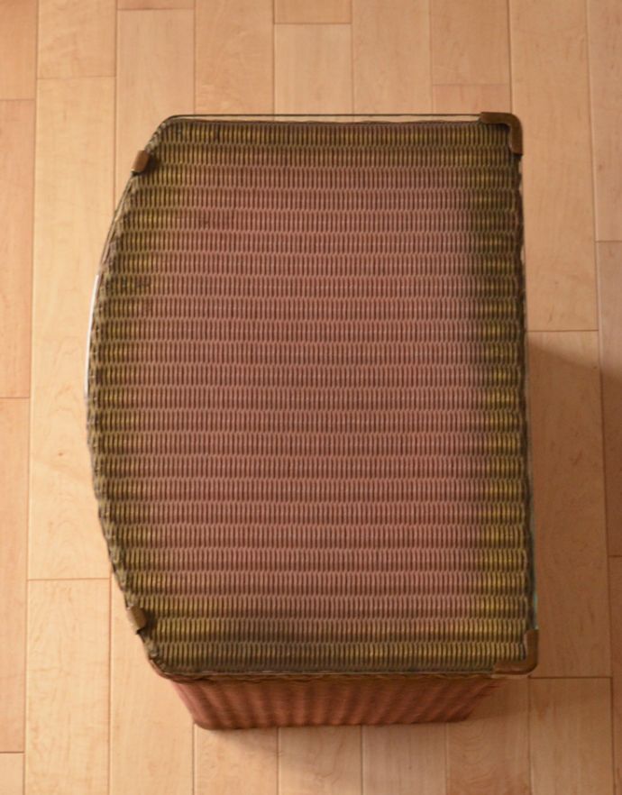 ロイドルーム　アンティーク家具　かわいいアンティークのロイドルーム家具、ピンク色のランドリーボックス。天板のガラスもキレイな状態です。(k-1422-f)