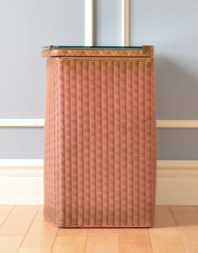 ロイドルーム　アンティーク家具　かわいいアンティークのロイドルーム家具、ピンク色のランドリーボックス。サイドはこんな感じです。(k-1422-f)