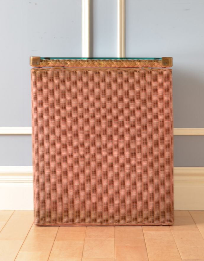 ロイドルーム　アンティーク家具　かわいいアンティークのロイドルーム家具、ピンク色のランドリーボックス。お部屋を明るくしてくれる優しいピンク色×ゴールドの2トーンタイプ。(k-1422-f)