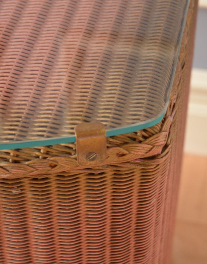 ロイドルーム　アンティーク家具　かわいいアンティークのロイドルーム家具、ピンク色のランドリーボックス。ガラスはしっかり固定されているので、安定感があります。(k-1422-f)