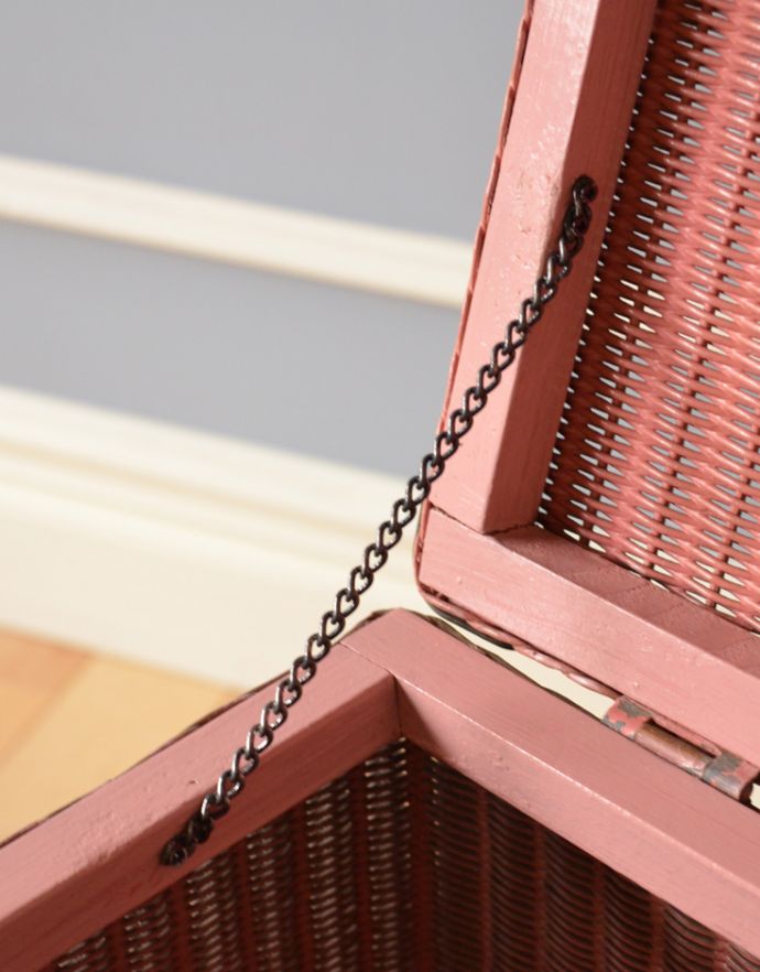ロイドルーム　アンティーク家具　かわいいアンティークのロイドルーム家具、ピンク色のランドリーボックス。チェーンでつないでいるので安心です。(k-1422-f)