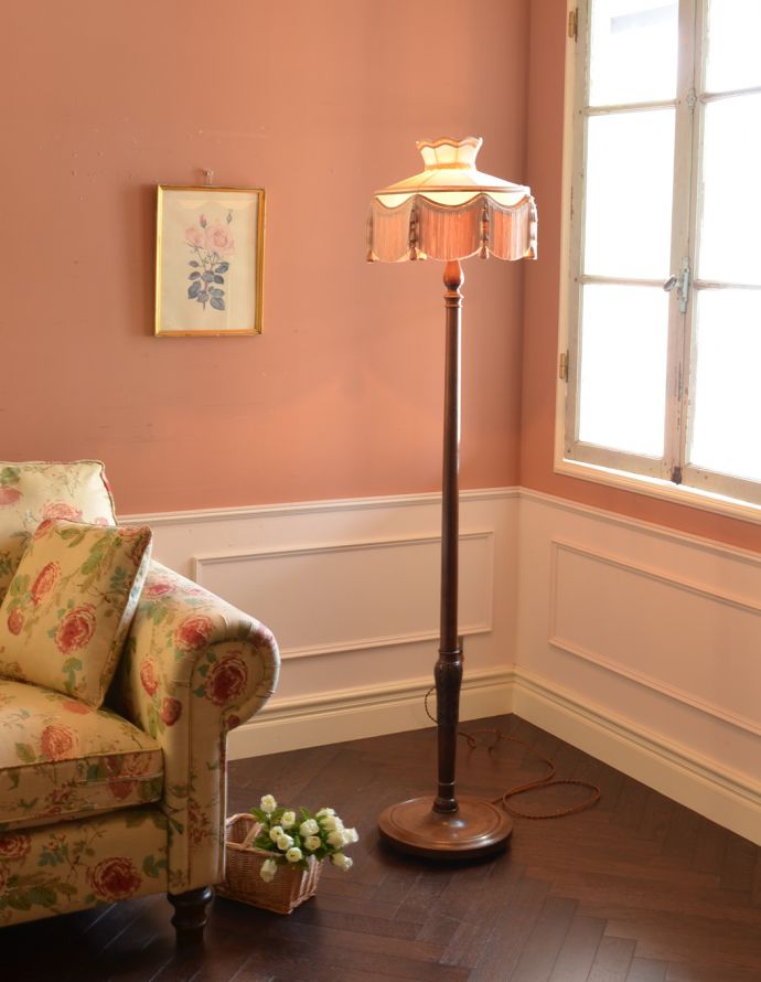 スタンドライト 照明・ライティング 布シェードからこぼれる灯りがロマンチック、フリンジたっぷりのアンティークフロアランプ。中世の邸宅を思わせる素敵なアンティークフロアランプ。(k-1423-f)