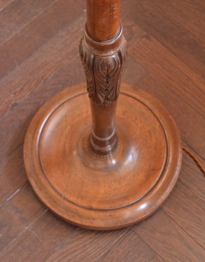 スタンドライト 照明・ライティング 布シェードからこぼれる灯りがロマンチック、フリンジたっぷりのアンティークフロアランプ。スタンドは落ち着いた色。(k-1423-f)