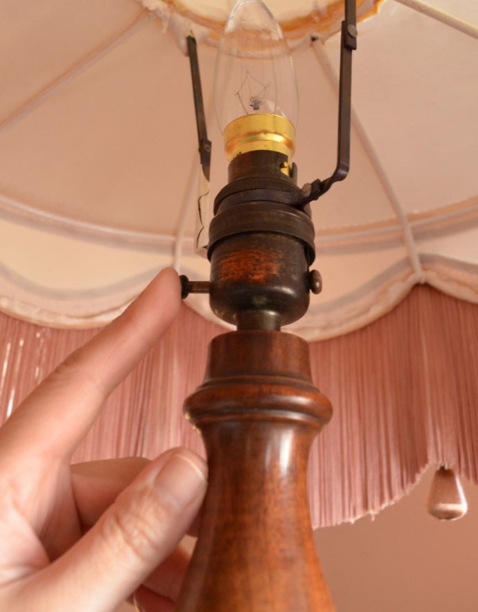 スタンドライト 照明・ライティング 布シェードからこぼれる灯りがロマンチック、フリンジたっぷりのアンティークフロアランプ。スイッチはソケットの下にあります。(k-1423-f)