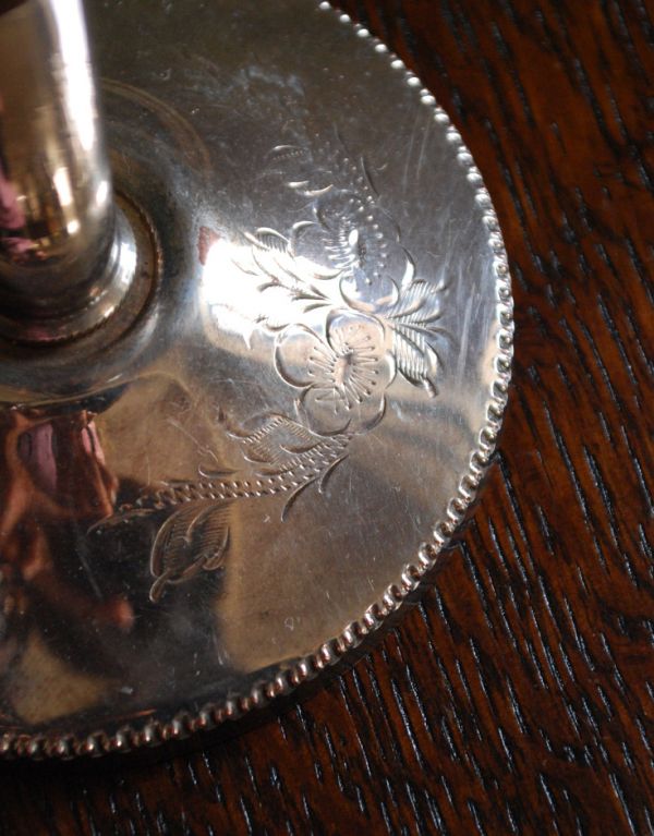 アンティーク雑貨 イギリスから届いたアンティーク雑貨、キャンドルスタンド(燭台)。お花の模様がステキです!。(k-1423-z)