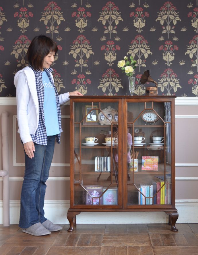 アンティークのキャビネット アンティーク家具 イギリスから届いたアンティーク家具、ガラス扉の木製のブックケース(本棚)。本棚としてはもちろん、グラスや食器を並べて飾り棚としても素敵ですよ。(k-1424-f)