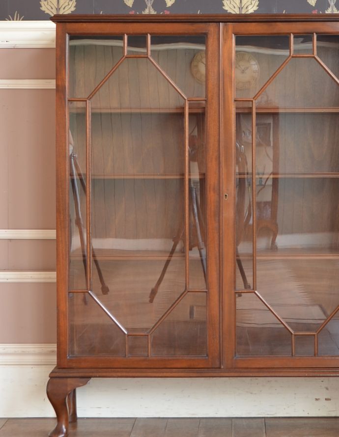 アンティークのキャビネット アンティーク家具 イギリスから届いたアンティーク家具、ガラス扉の木製のブックケース(本棚)。アンティークのガラスがキレイにはめ込んであります。(k-1424-f)