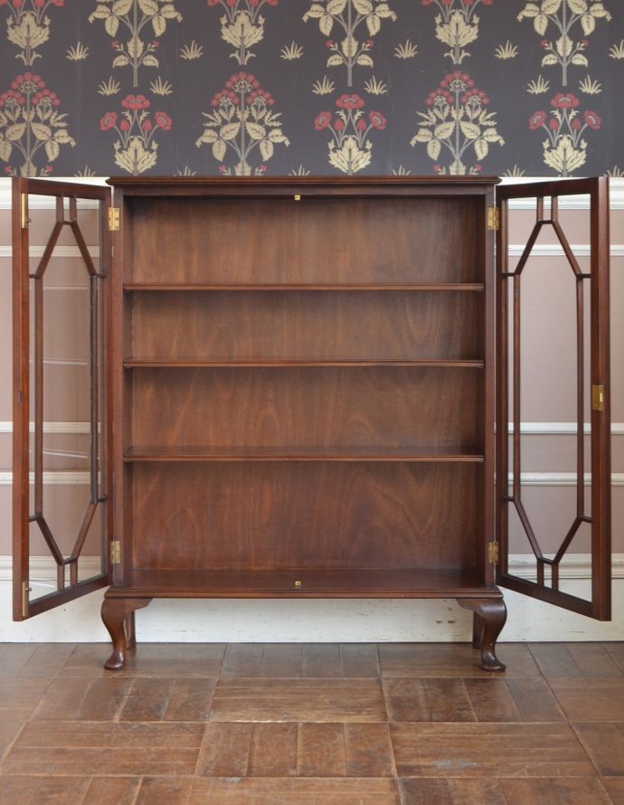 アンティークのキャビネット アンティーク家具 イギリスから届いたアンティーク家具、ガラス扉の木製のブックケース(本棚)。両開きで出し入れもしやすいですよ。(k-1424-f)
