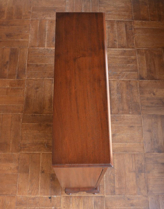 アンティークのキャビネット アンティーク家具 イギリスから届いたアンティーク家具、ガラス扉の木製のブックケース(本棚)。天板もキレイな状態で仕上げてあります。(k-1424-f)