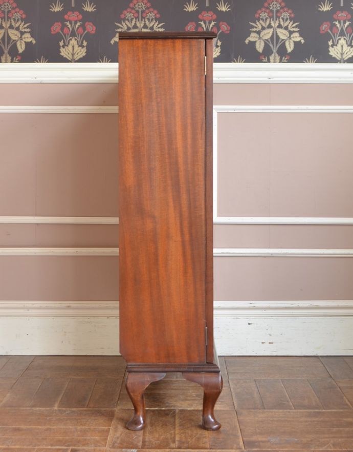 アンティークのキャビネット アンティーク家具 イギリスから届いたアンティーク家具、ガラス扉の木製のブックケース(本棚)。横から見てもピカピカです。(k-1424-f)