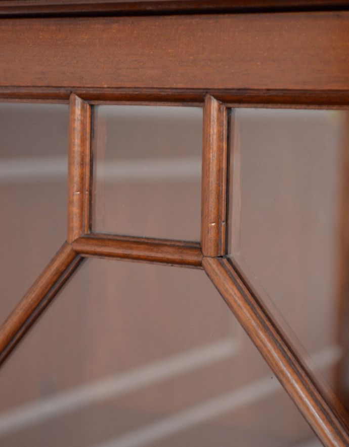 アンティークのキャビネット アンティーク家具 イギリスから届いたアンティーク家具、ガラス扉の木製のブックケース(本棚)。ガラスももちろん当時のもの。(k-1424-f)