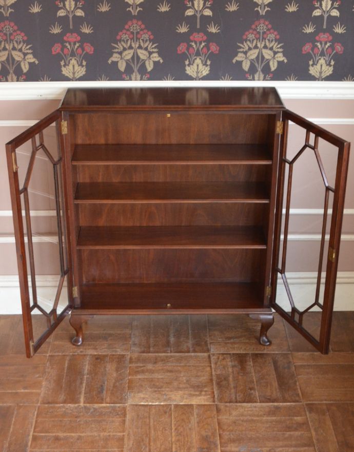 アンティークのキャビネット アンティーク家具 イギリスから届いたアンティーク家具、ガラス扉の木製のブックケース(本棚)。内側も茶色なので落ち着きがあってかっこいいです。(k-1424-f)