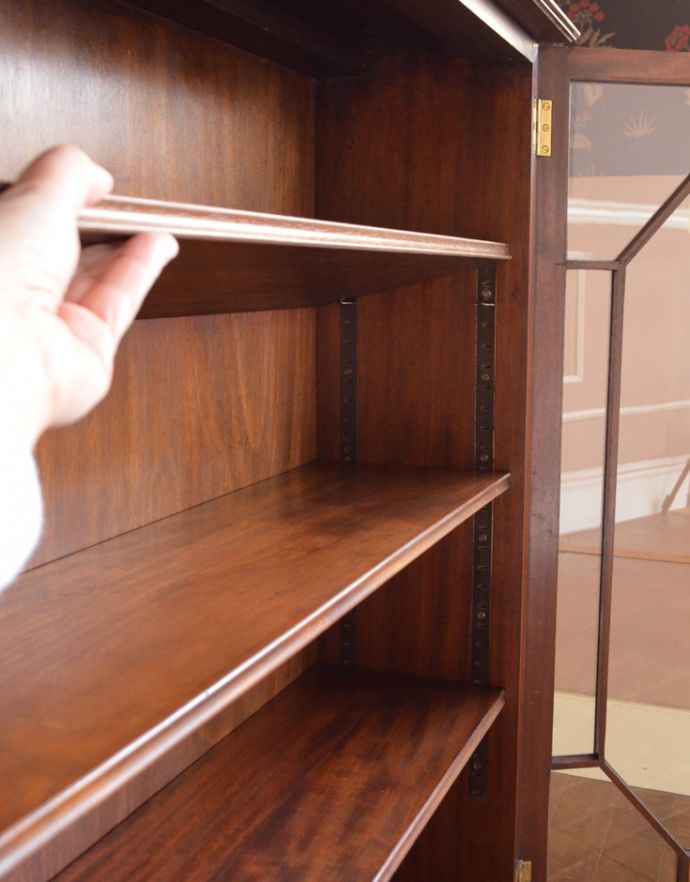 アンティークのキャビネット アンティーク家具 イギリスから届いたアンティーク家具、ガラス扉の木製のブックケース(本棚)。棚板は取り外すことも可能です。(k-1424-f)