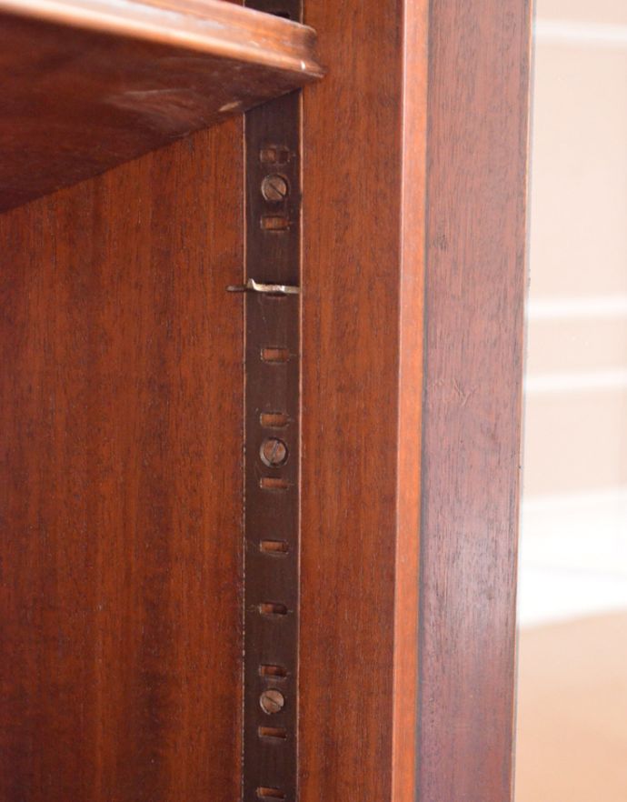 アンティークのキャビネット アンティーク家具 イギリスから届いたアンティーク家具、ガラス扉の木製のブックケース(本棚)。ダボ穴が2cm刻みで各27ヶ所あります。(k-1424-f)