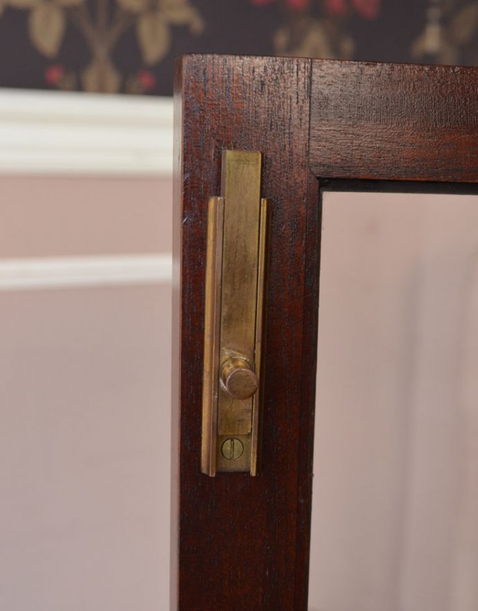 アンティークのキャビネット アンティーク家具 イギリスから届いたアンティーク家具、ガラス扉の木製のブックケース(本棚)。扉を留めるためのストッパーも当時のものです。(k-1424-f)