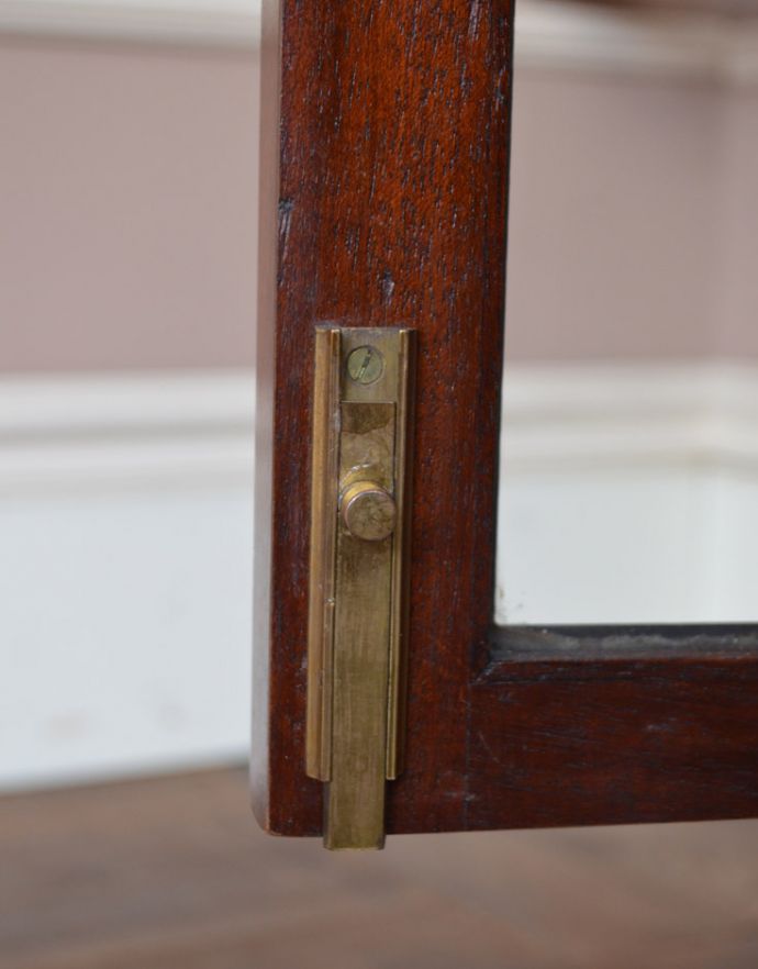 アンティークのキャビネット アンティーク家具 イギリスから届いたアンティーク家具、ガラス扉の木製のブックケース(本棚)。スムーズに動きます。(k-1424-f)