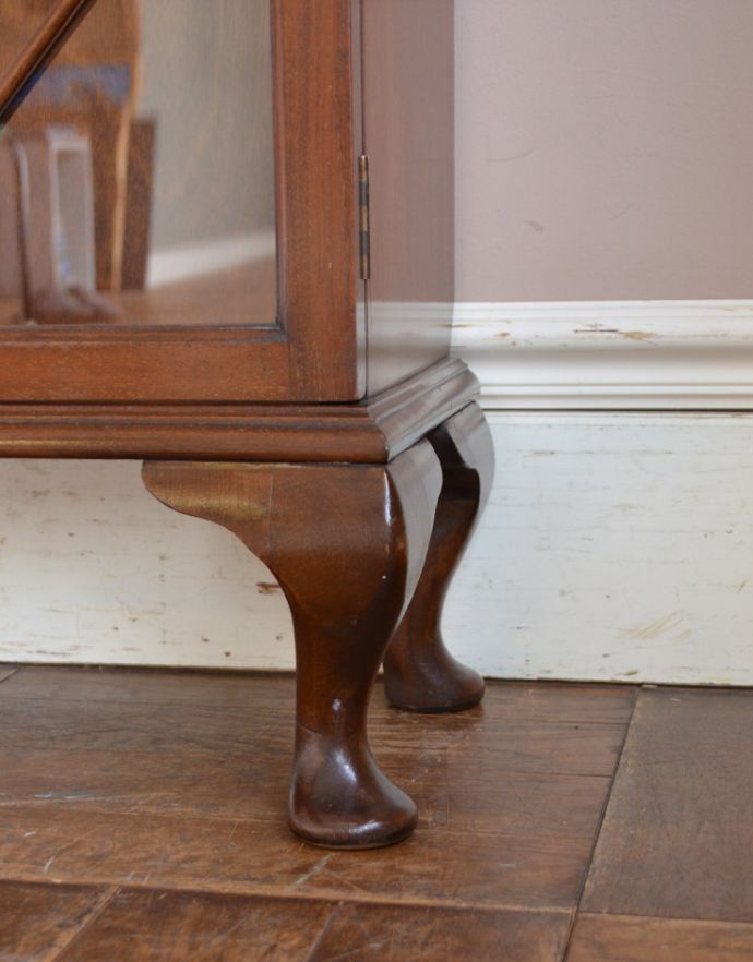 アンティークのキャビネット アンティーク家具 イギリスから届いたアンティーク家具、ガラス扉の木製のブックケース(本棚)。しっかりとした安定感があります。(k-1424-f)