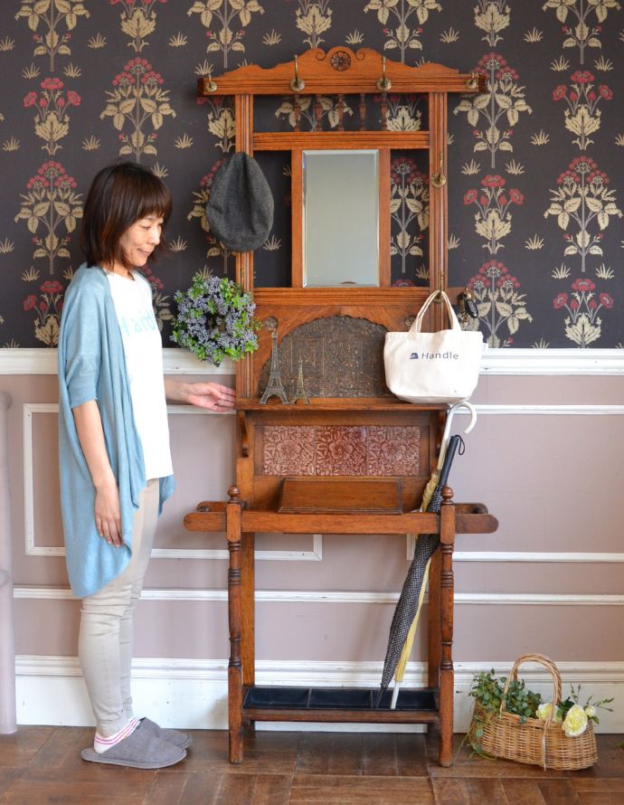アンティークの玄関収納　アンティーク家具　贅沢な装飾が美しいお花のタイルが付いたホールスタンド、イギリスのアンティーク家具 。家に来たお客様が必ず初めて訪れる場所が玄関。(k-1425-f)