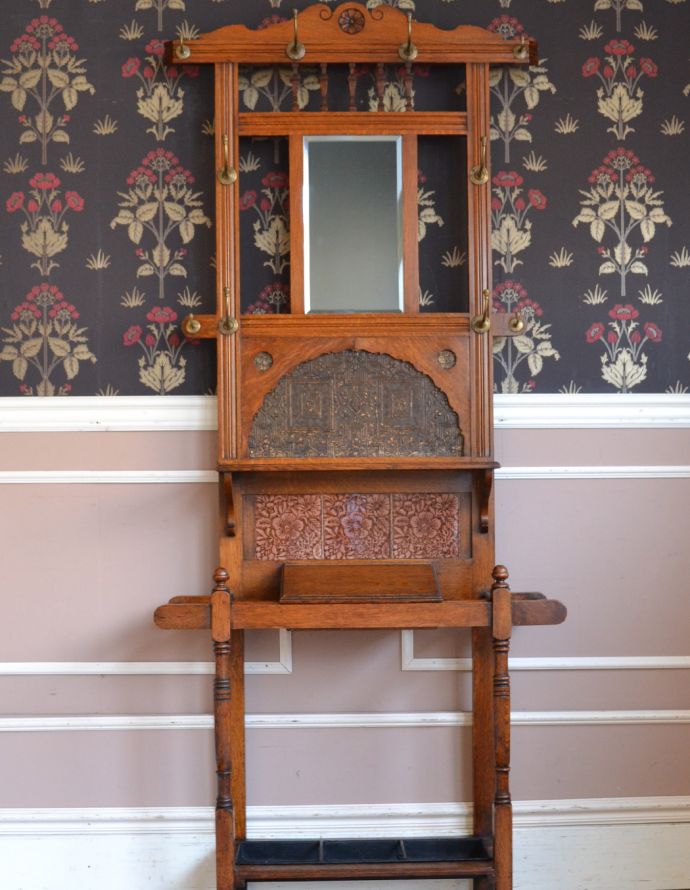 アンティークの玄関収納　アンティーク家具　贅沢な装飾が美しいお花のタイルが付いたホールスタンド、イギリスのアンティーク家具 。１つで何役もこなしてしまう便利なホールスタンド。(k-1425-f)